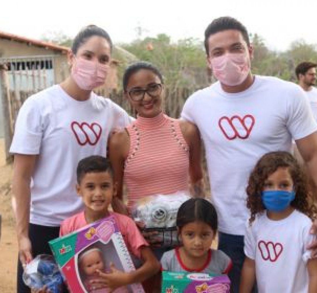 [Wesley Safadão e Thyane fazem doações no Ceará]