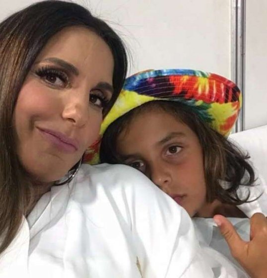 Ivete Sangalo compartilha vídeo do seu filho tocando teclado