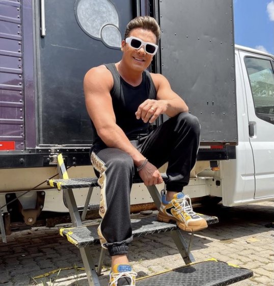 Wesley Safadão e Os Barões da Pisadinha alcançam o primeiro lugar da parada diária do Spotify Wesley Safadão e Os Barões da Pisadinha alcançam o primeiro lugar da parada diária do Spotify