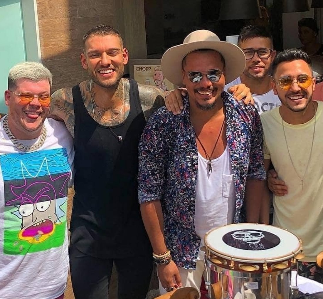 [Ferrugem grava clipe com vários nomes do samba]