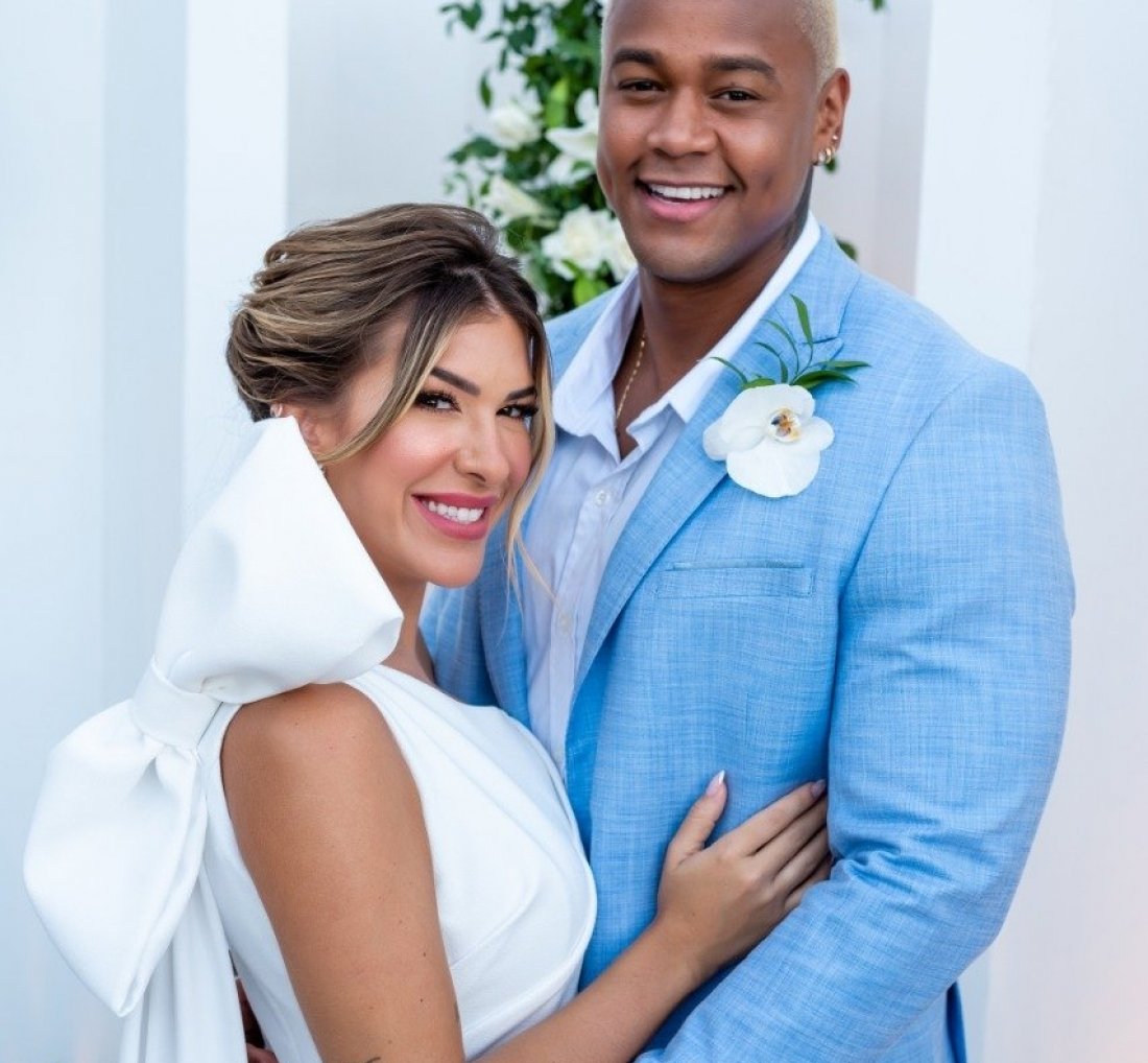 [Léo Santana e Lore Improta surpreendem fãs com casamento.]