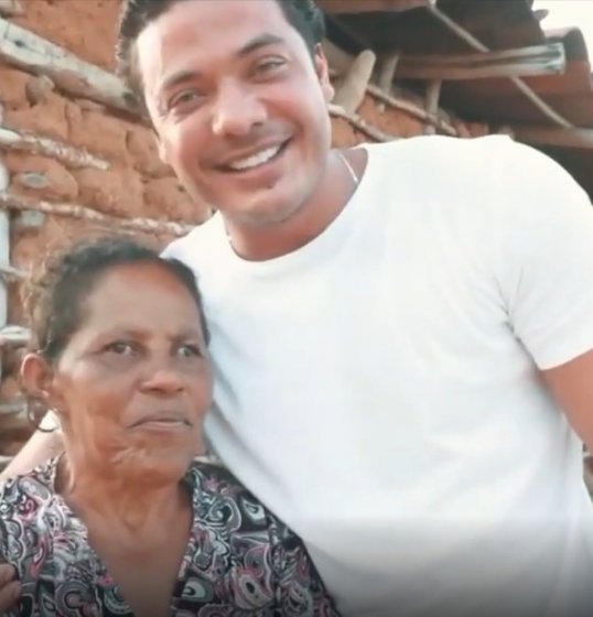 Wesley Safadão presenteia família carente com casa nova e mobiliada.