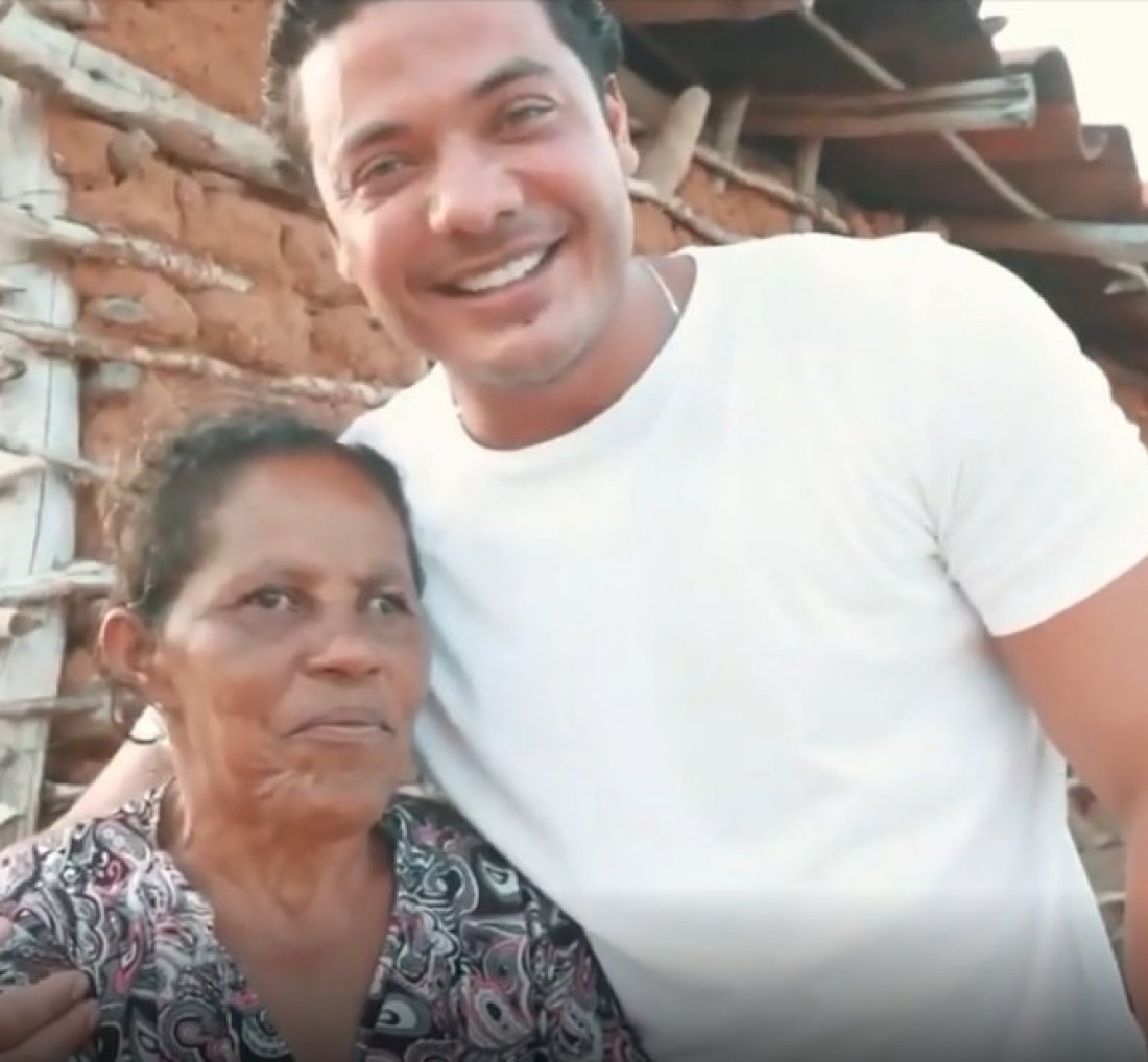 [Wesley Safadão presenteia família carente com casa nova e mobiliada.]