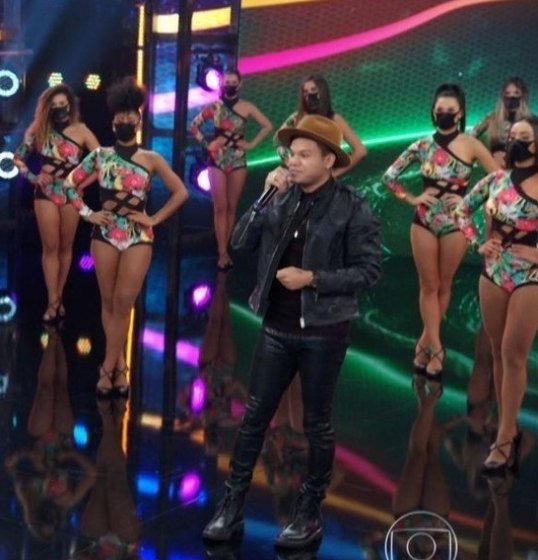 Tierry se emociona em estreia no Domingão do Faustão Tierry se emociona em estreia no Domingão do Faustão