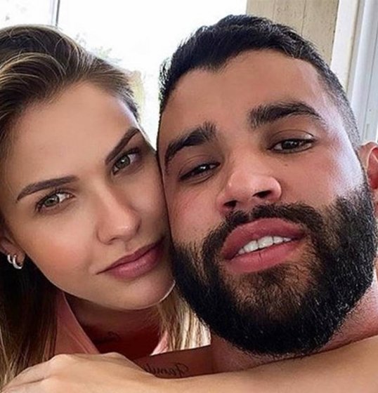 Gusttavo Lima e Andressa Suita postam foto de mãos dadas