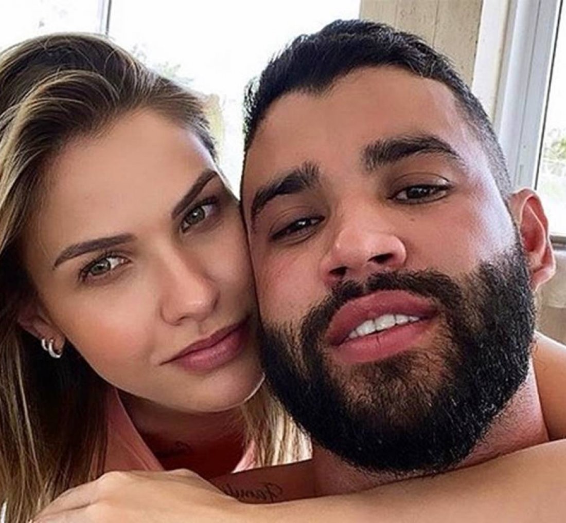 [Gusttavo Lima e Andressa Suita postam foto de mãos dadas]