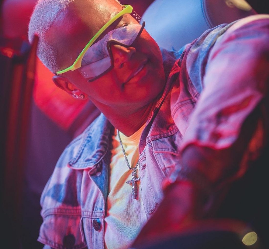 [Léo Santana lança novo Álbum e Clipe de Sentadinha]
