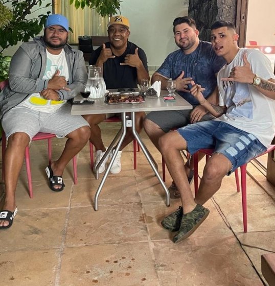 Os Barões da Pisadinha desembarcou em Salvador (BA) para gravação de clipe com Márcio Victor, do Psirico Os Barões da Pisadinha desembarcou em Salvador (BA) para gravação de clipe com Márcio Victor, do Psirico