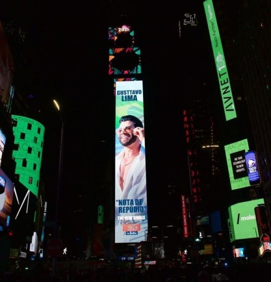 Nova música de Gusttavo Lima ganha destaque na Times Square em Nova Iorque