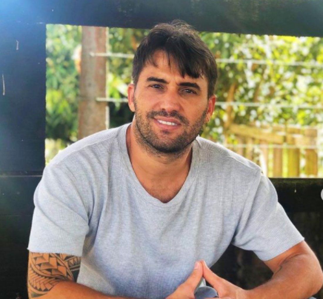 [Tayrone celebra CD mais baixado na semana e 1 milhão de plays]