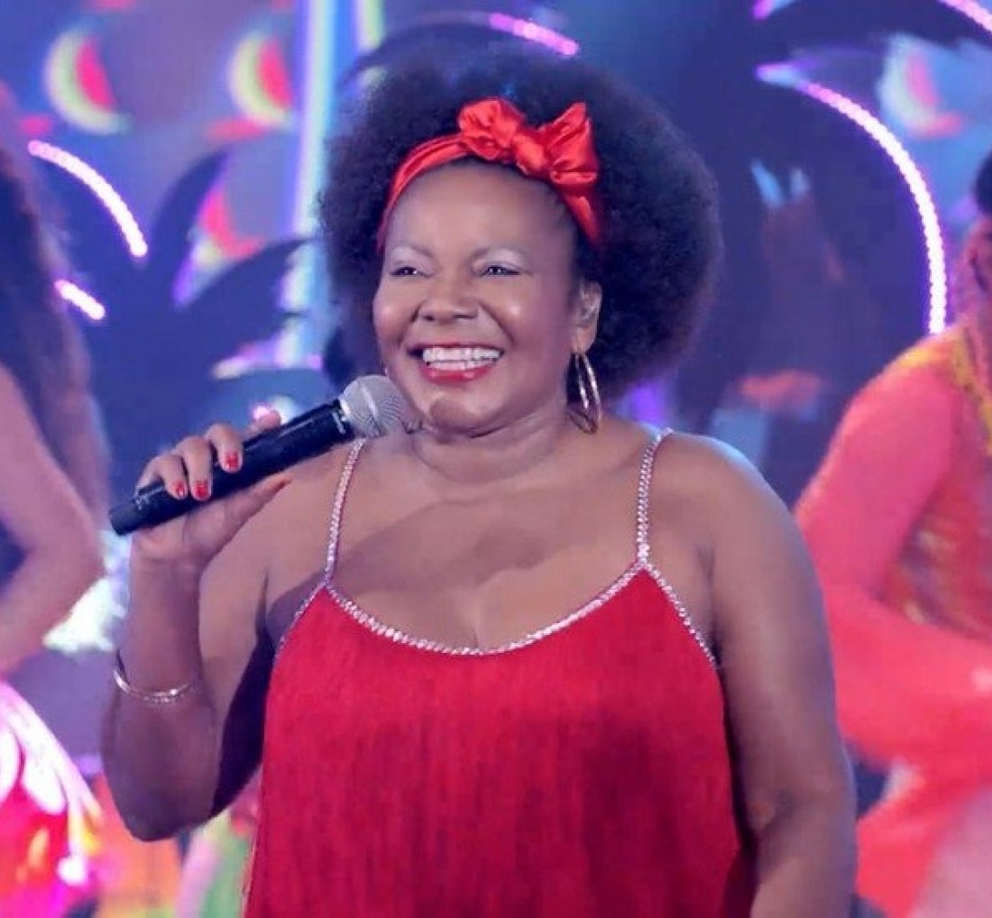 [Margareth Menezes homenageia Kaoma no Domingão]