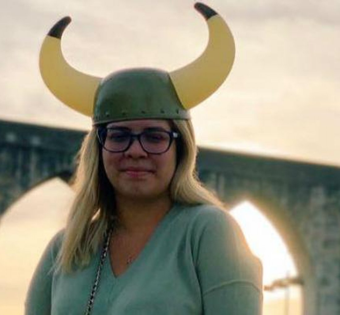 [Marília Mendonça grava single com Henrique Casttro e usa chifres no registro]