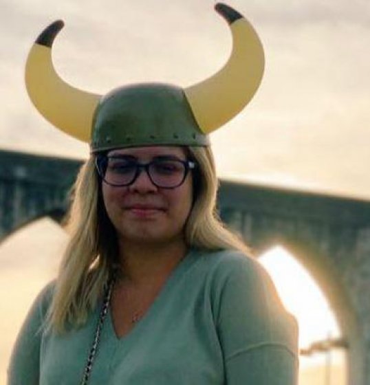 Marília Mendonça grava single com Henrique Casttro e usa chifres no registro Marília Mendonça grava single com Henrique Casttro e usa chifres no registro