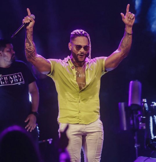 Parangolé agita Guarajuba até o amanhecer Parangolé agita Guarajuba até o amanhecer