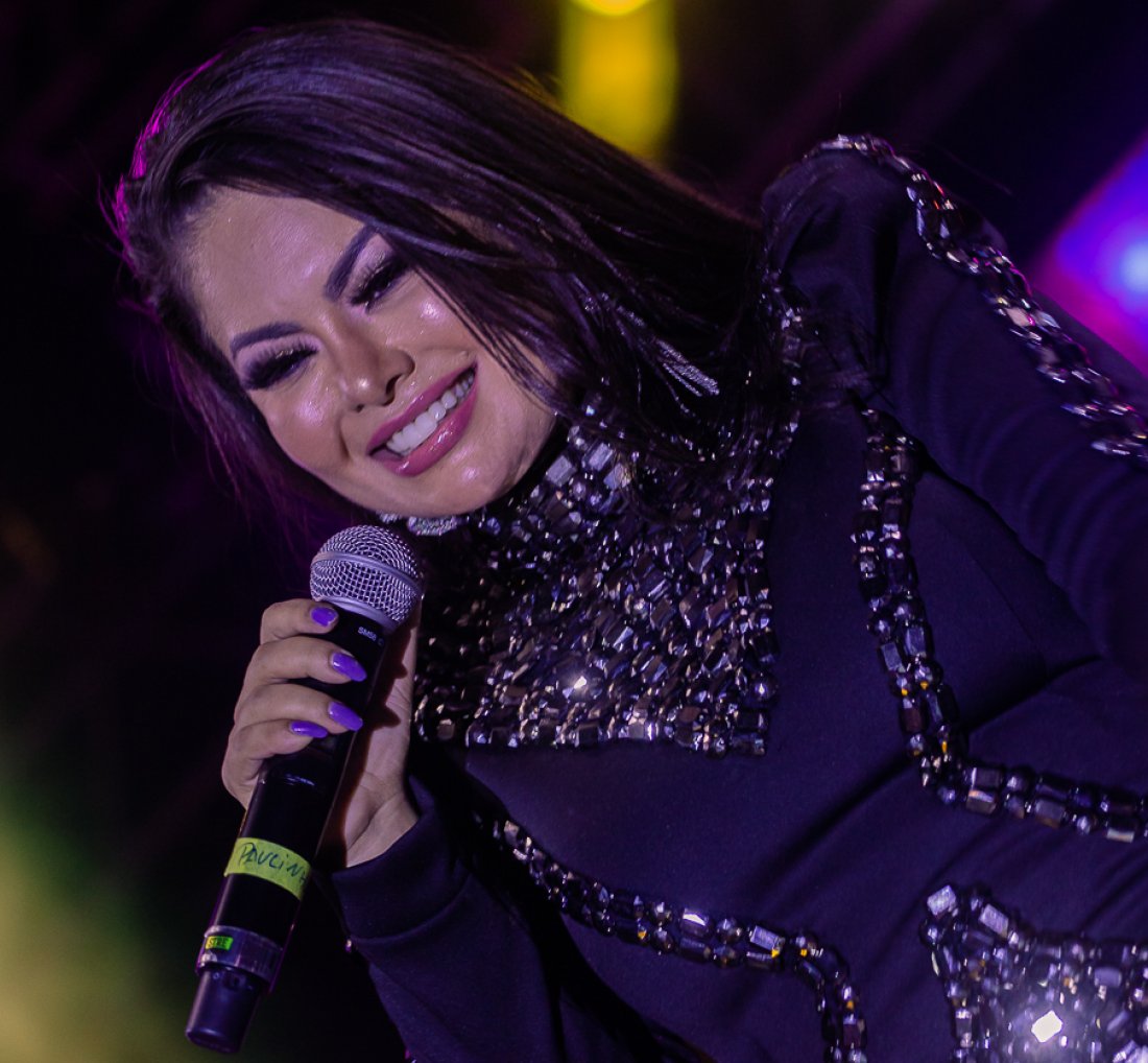 [Paulinha Abelha, vocalista da banda Calcinha Preta, encontra-se em coma na UTI]