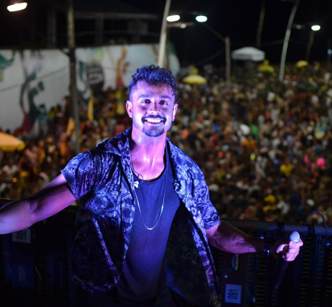 [Lincoln dá início ao Carnaval no Furdunço com pipoca lotada na Barra]