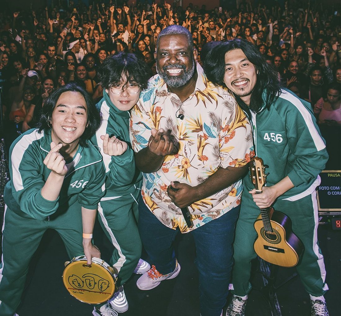 [Péricles convida o trio coreano Tell a Tale para cantar em show]