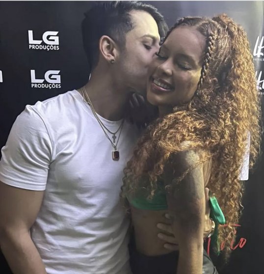 Kevi Jonny e Sthe Matos são vistos juntos em Villas do Atlântico Kevi Jonny e Sthe Matos são vistos juntos em Villas do Atlântico