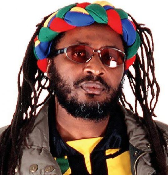 Guitarrista de Edson Gomes tem parada cardíaca no palco Guitarrista de Edson Gomes tem parada cardíaca no palco