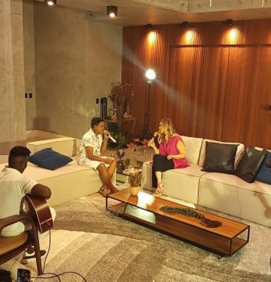 Thiago Aquino estreia primeira faixa de EP em parceria com Solange Almeida Thiago Aquino estreia primeira faixa de EP em parceria com Solange Almeida