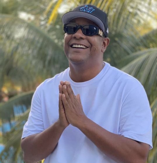 Psirico se pronuncia após confusão no palco com a banda Samba Trator Psirico se pronuncia após confusão no palco com a banda Samba Trator