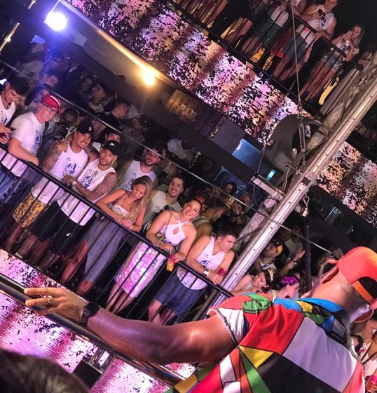 Neymar, Gabriel Medina e Claudia Raia se rendem ao Parangolé Neymar, Gabriel Medina e Claudia Raia se rendem ao Parangolé