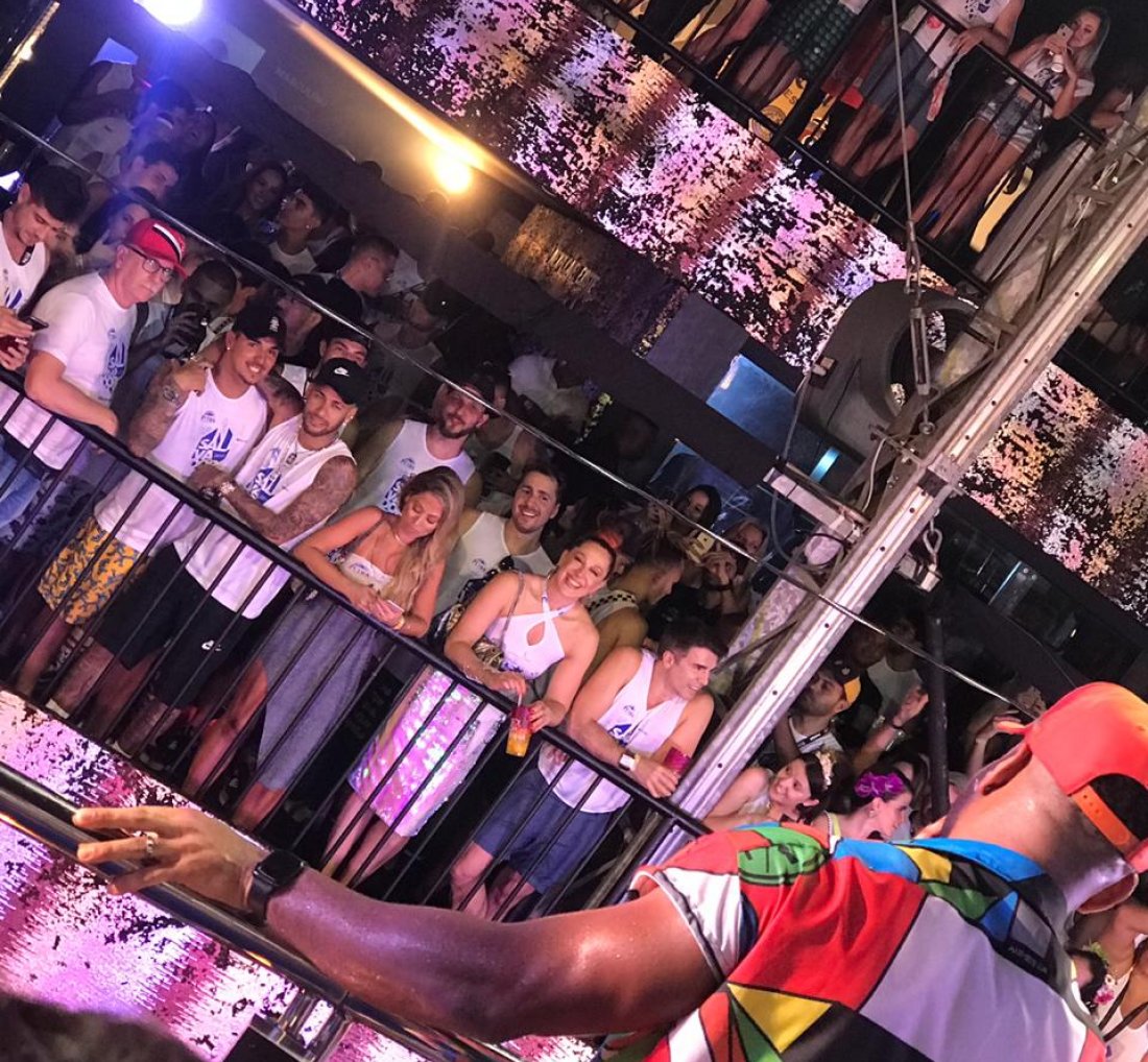 [Neymar, Gabriel Medina e Claudia Raia se rendem ao Parangolé]