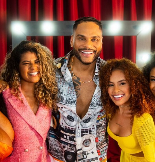 Parangolé lança clipe protagonizado por Sthe Matos, Sheuba, Rafa Moreira e Belle Daltro Parangolé lança clipe protagonizado por Sthe Matos, Sheuba, Rafa Moreira e Belle Daltro