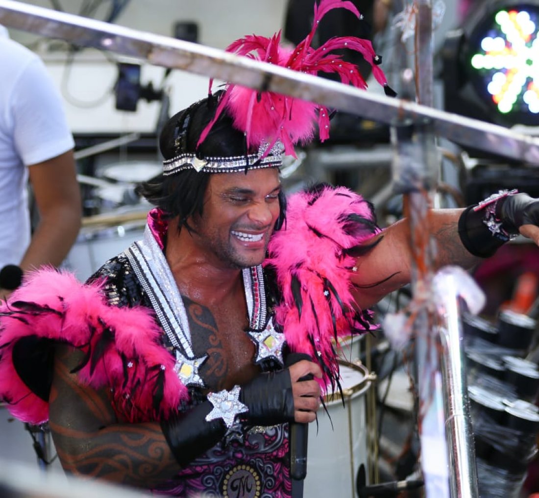 [Parangolé comanda a estreia das Muquiranas no carnaval de Salvador ]