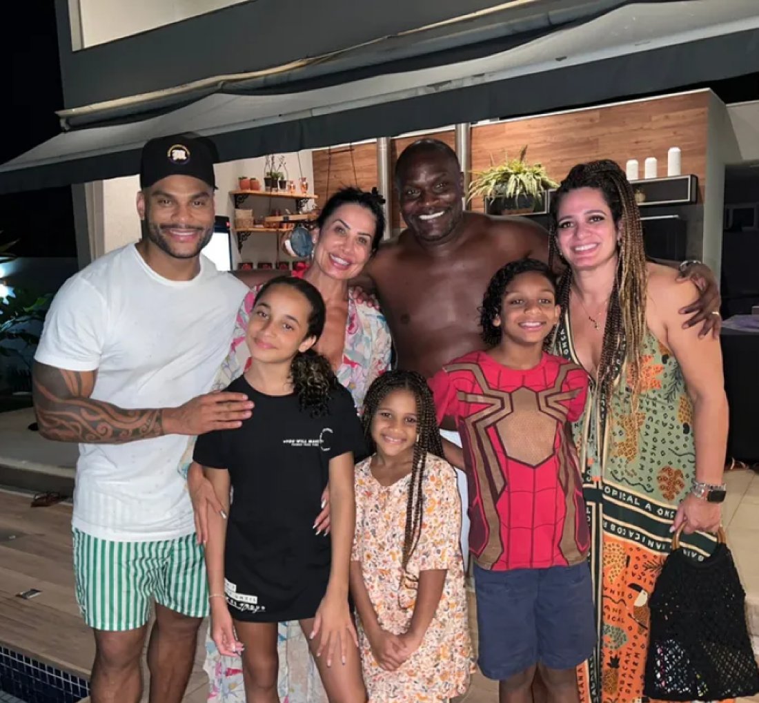 [Scheila Carvalho recebe Jacaré e a família em casa: 