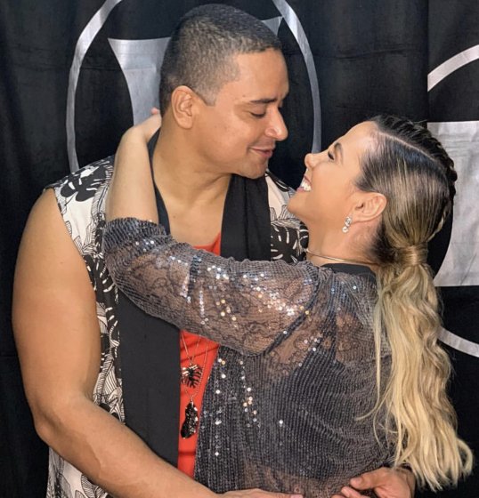 Carla Perez dança com Xanddy no trio do Harmonia do Samba Carla Perez dança com Xanddy no trio do Harmonia do Samba