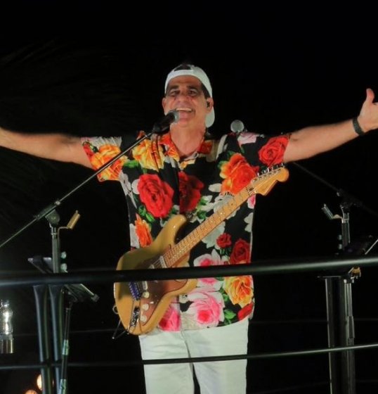 Com bloco “Me Abraça” completamente lotado, Durval Lelys inicia seu primeiro desfile no circuito Barra-Ondina Com bloco “Me Abraça” completamente lotado, Durval Lelys inicia seu primeiro desfile no circuito Barra-Ondina