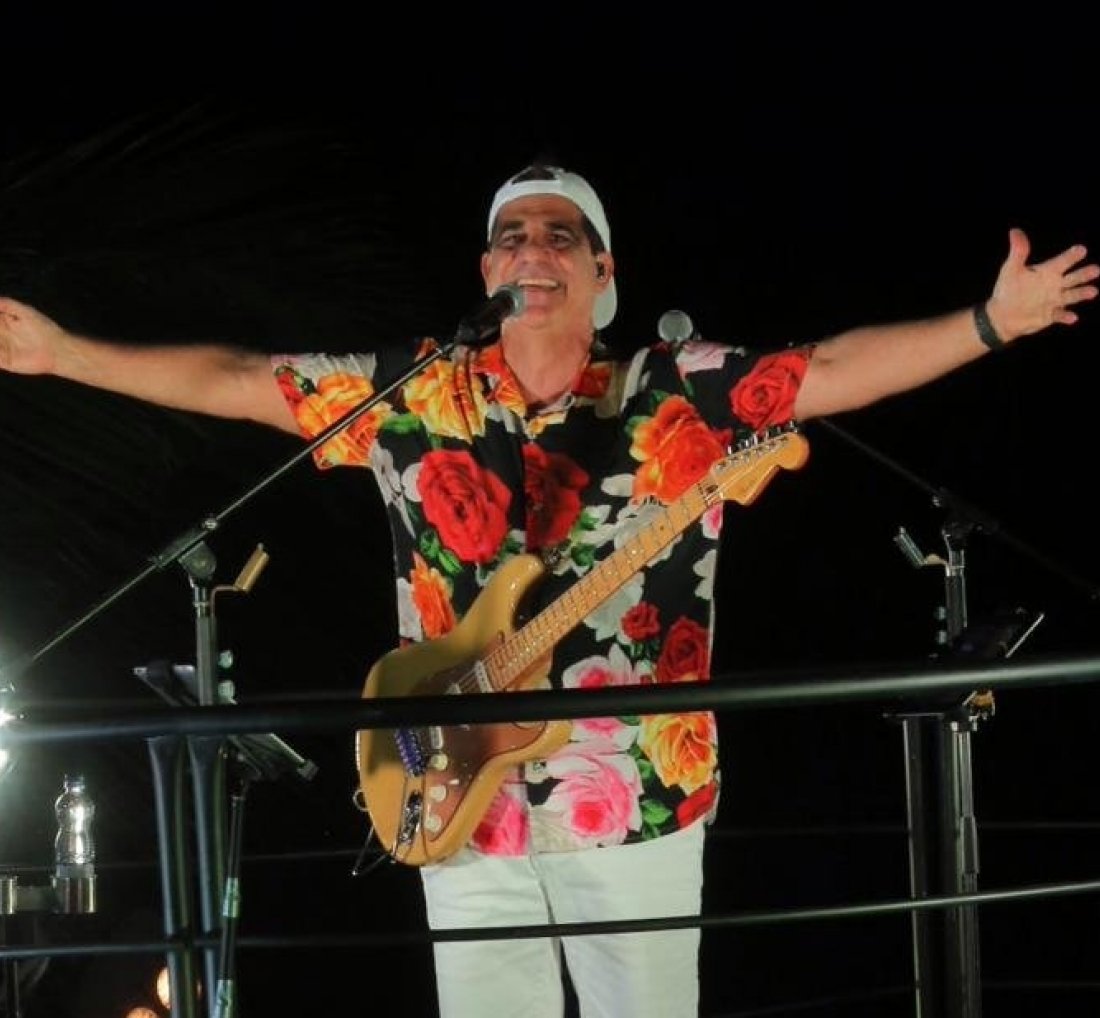 [Com bloco “Me Abraça” completamente lotado, Durval Lelys inicia seu primeiro desfile no circuito Barra-Ondina]