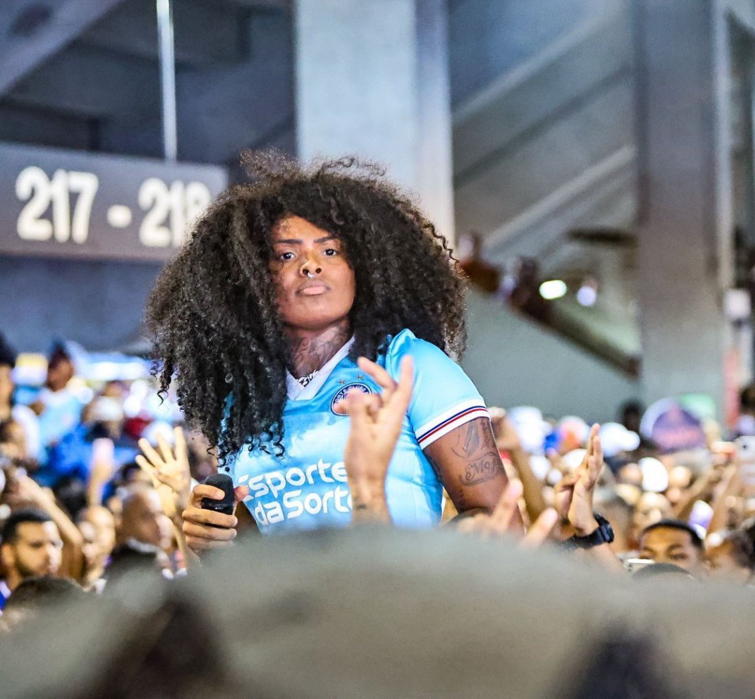 [A Dama agita multidão na Arena Fonte Nova em jogo do Bahia]