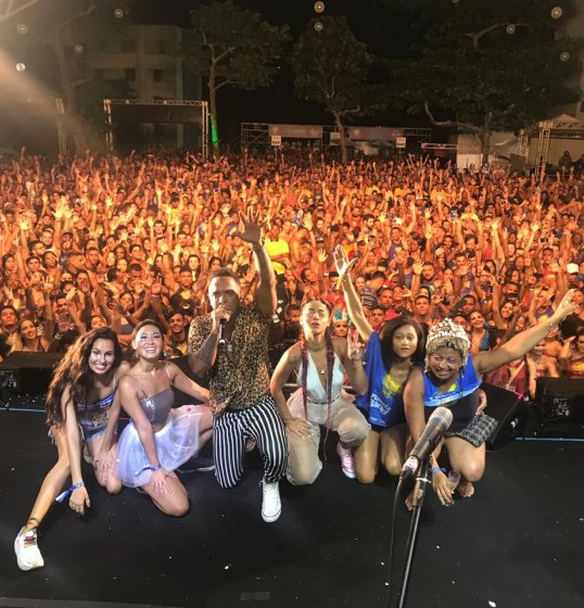 Atrizes globais dançam no palco da Lá Fúria