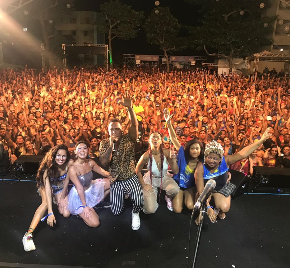 [Atrizes globais dançam no palco da Lá Fúria]