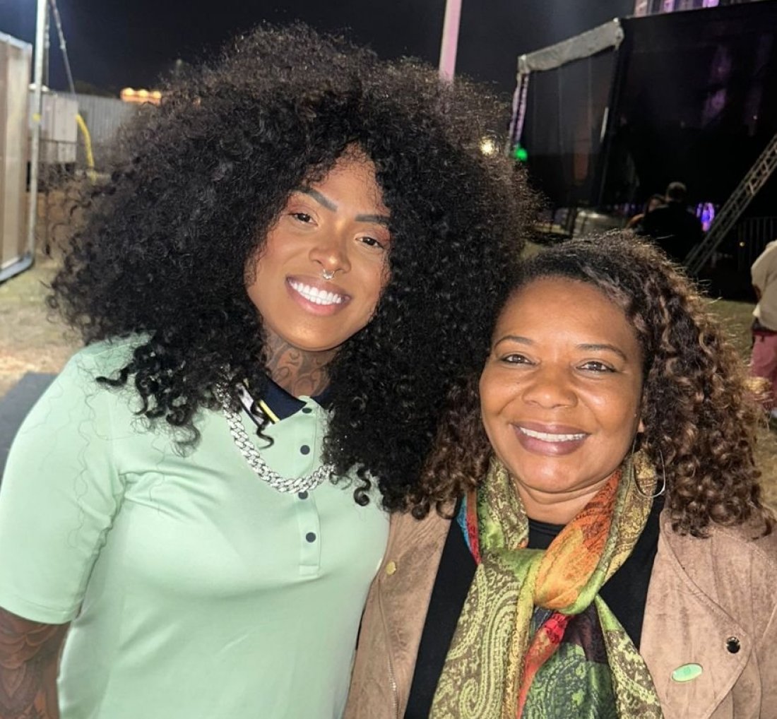 [A Dama presta elogios à Ministra da Cultura, Margareth Menezes, durante apresentação em Brasília]