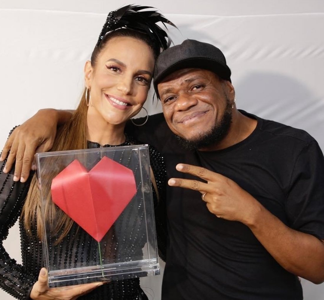 [Ivete Sangalo leva Troféu Band Folia de melhor música do carnaval]