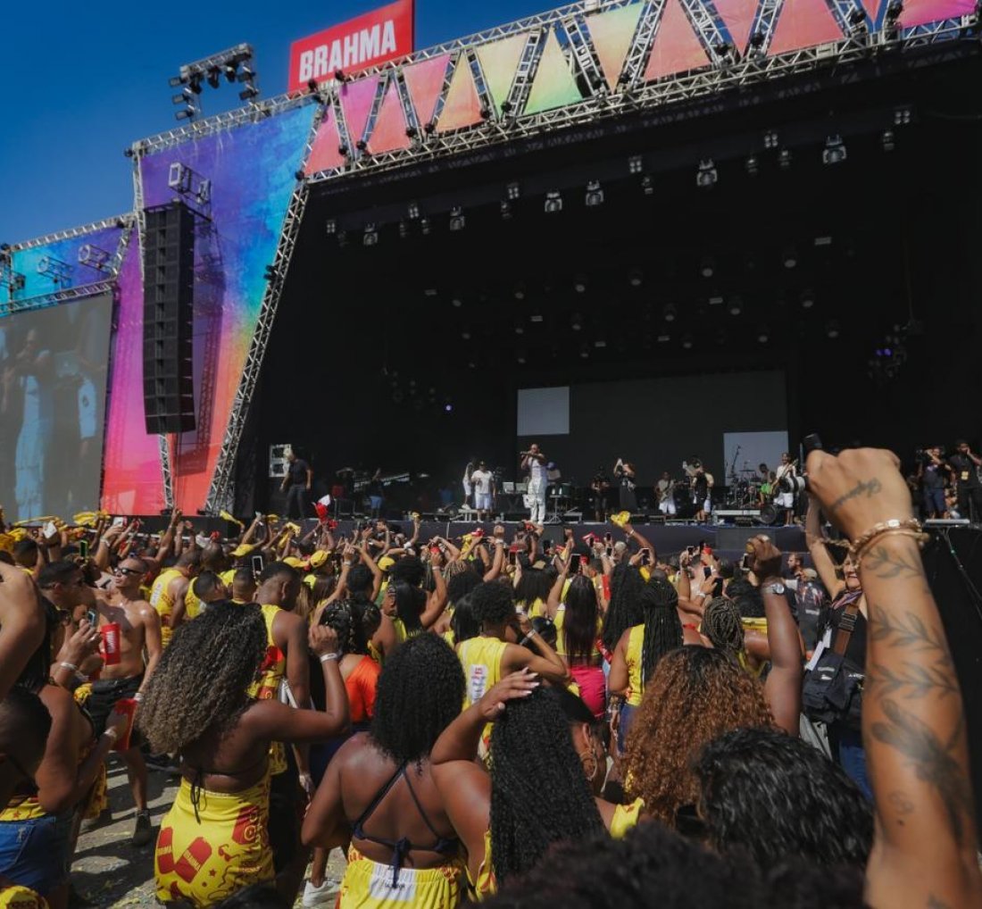 [Parangolé realiza super show no Salvador Fest e promove encontro de gerações com dançarinas]