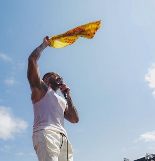 Parangolé realiza super show no Salvador Fest e promove encontro de gerações com dançarinas