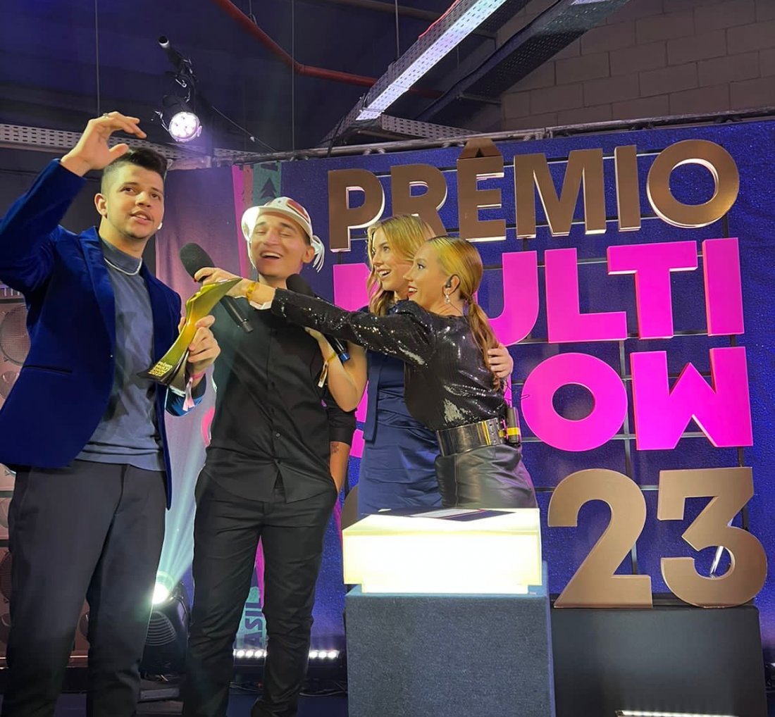 [Nadson O Ferinha recebe o Prêmio Multishow 2023 na Categoria 'Brega e Arrocha do Ano']