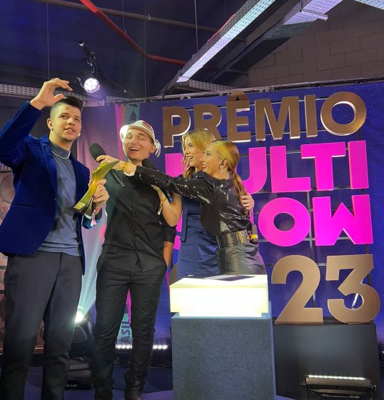 Nadson O Ferinha recebe o Prêmio Multishow 2023 na Categoria 'Brega e Arrocha do Ano'