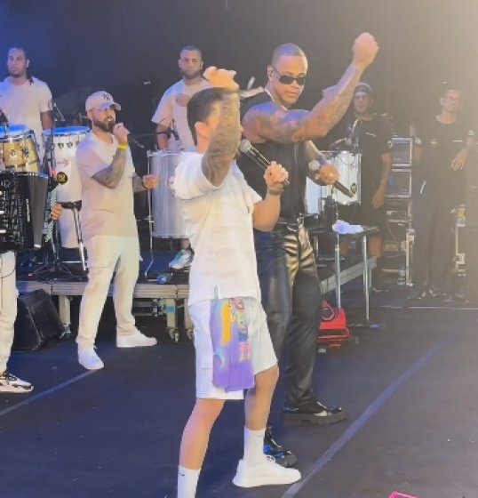 Felipe Papazoni ensina dancinha a Léo Santana durante show