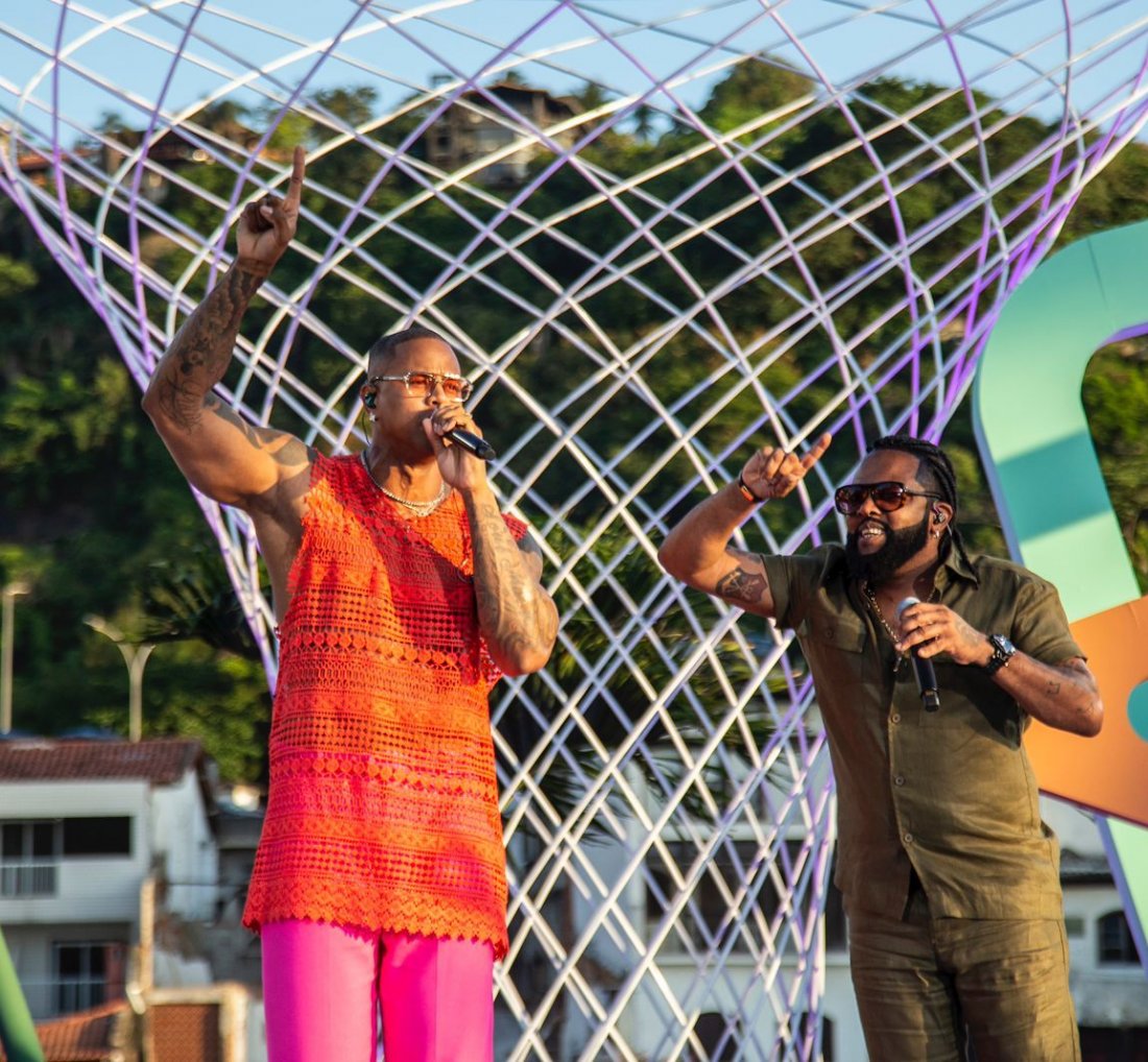 ['É assim que tem que ser' Léo Santana lança música em parceria com Xande de Pilares]