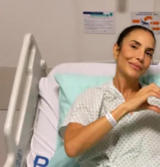 [Ivete Sangalo é internada com pneumonia em Salvador]