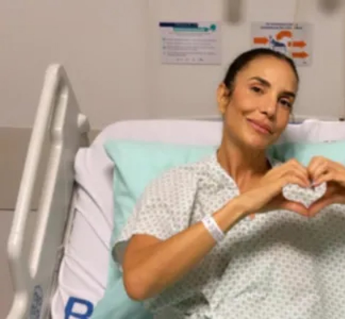 [Ivete Sangalo é internada com pneumonia em Salvador]