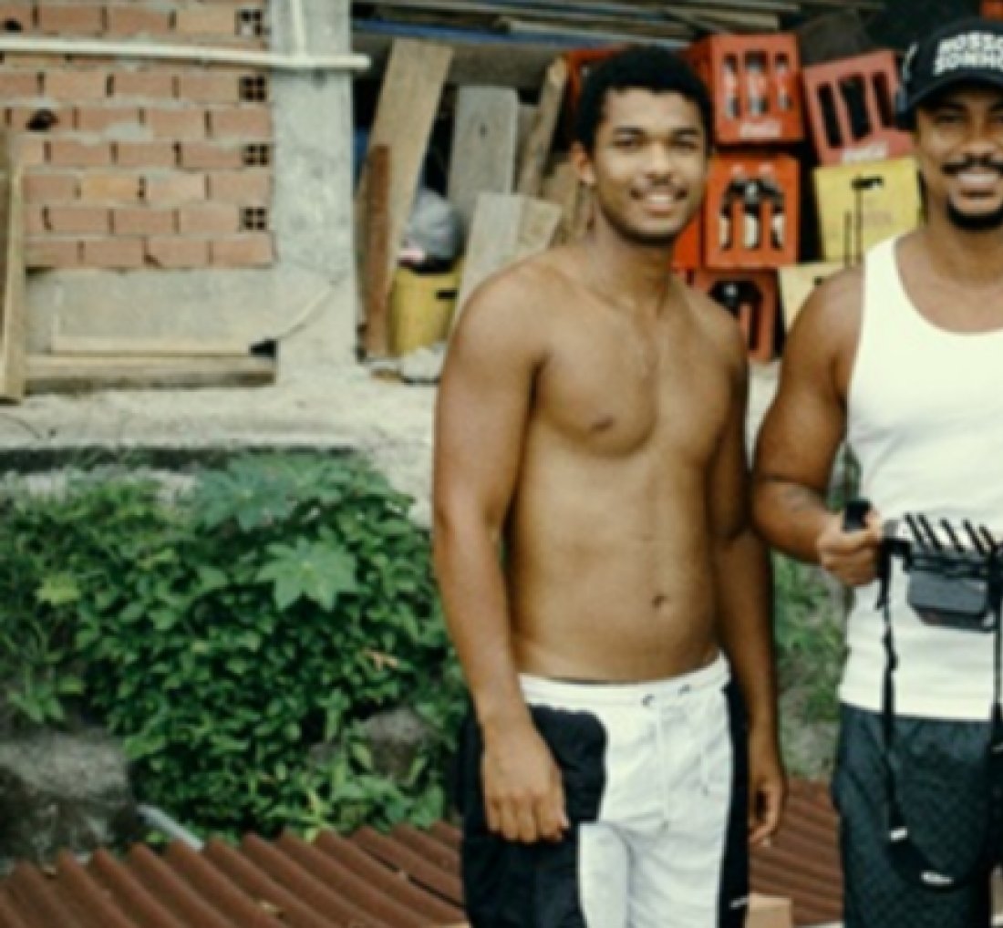 [Xamã regrava clipe de 'Quando a gente ama' com atores da novela 'Renascer']