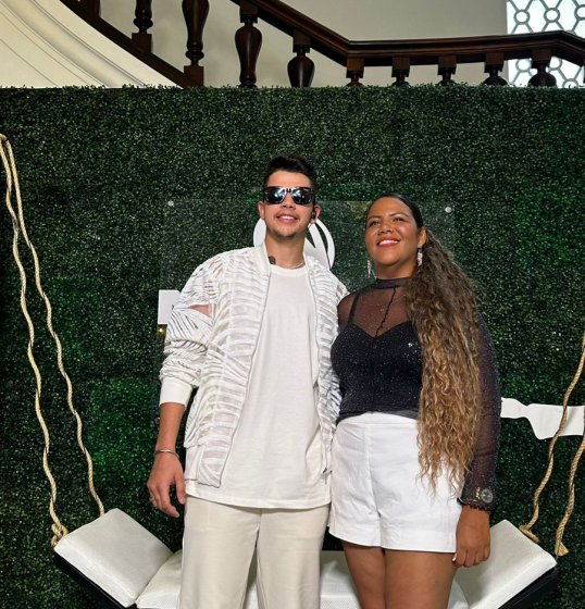 Esposa de Davi participa da gravação do DVD de Nadson O Ferinha Esposa de Davi participa da gravação do DVD de Nadson O Ferinha