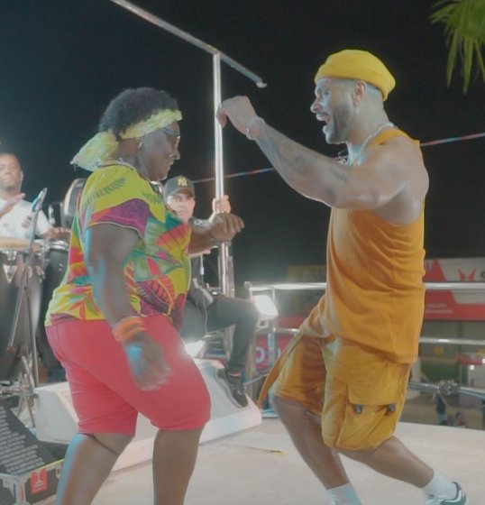 Mãe de Tony Salles dá um show de samba durante a passagem do trio do Parangolé na Micareta de Feira