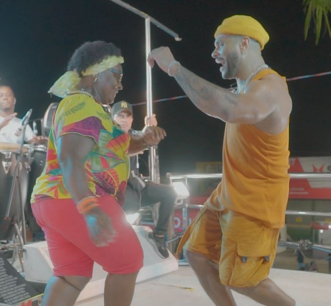 [Mãe de Tony Salles dá um show de samba durante a passagem do trio do Parangolé na Micareta de Feira]